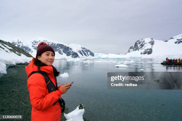 femme debout scientifique station almirante brown signes paradise bay - hiking pole photos et images de collection