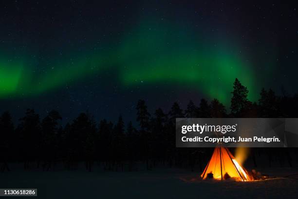 aurora boreal en la laponia finlandesa - saariselka stock pictures, royalty-free photos & images