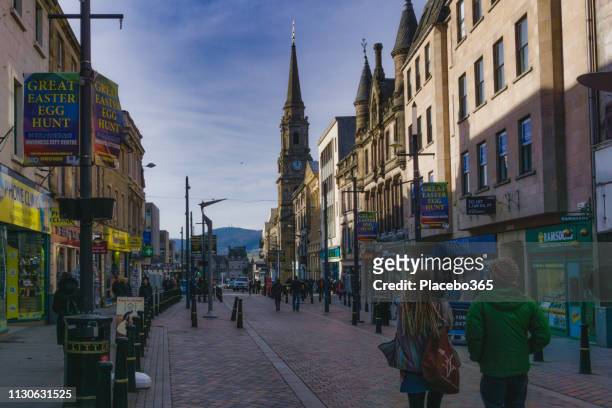 zone piétonne et le musée du clocher, high street, inverness, écosse - inverness scotland photos et images de collection