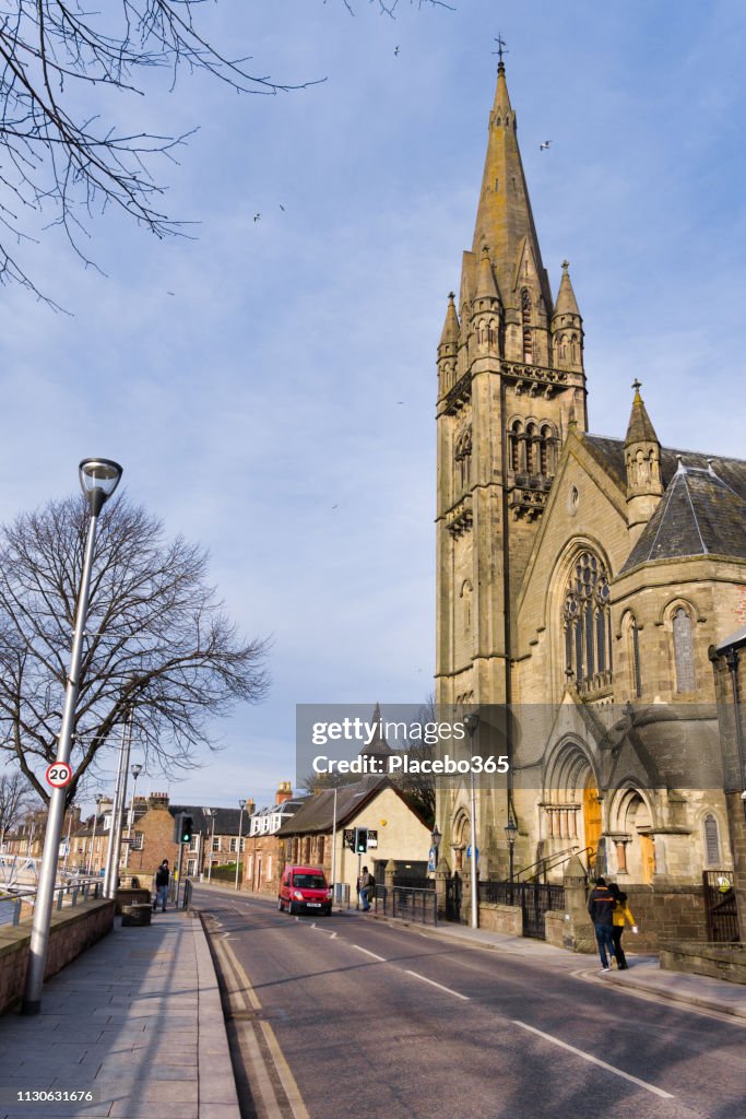 Banco Del Norte Calle Libre Libre De Iglesia De Escocia En El Río Ness Inverness Escocia Foto de stock - Getty Images Banco Del Norte Calle Libre Libre De Iglesia De Escocia En El Río Ness Inverness Escocia Foto de stock - Getty Images
