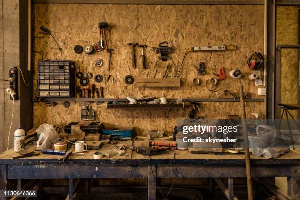 étagère à outils en atelier de menuiserie. - établi photos et images de collection