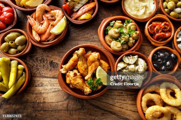 spaans eten: tapas stilleven - spanje stockfoto's en -beelden