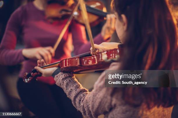 profesora y chica tocando violines juntos - instrumento de cuerdas fotografías e imágenes de stock