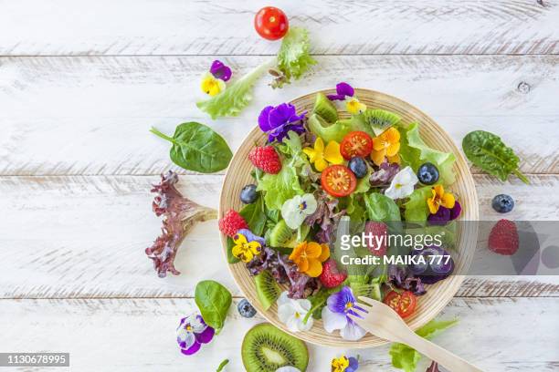 salad with edible flowers - serveringsklar bildbanksfoton och bilder