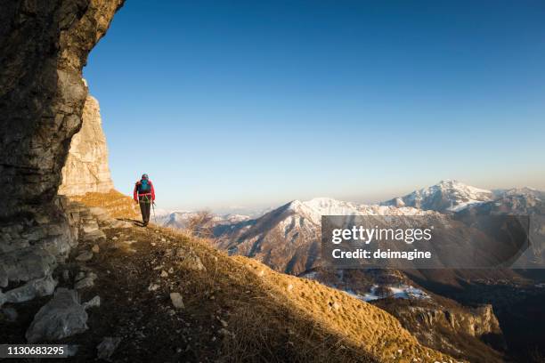 mountaineer que camina en la cresta de la montaña - patagonia chile fotografías e imágenes de stock