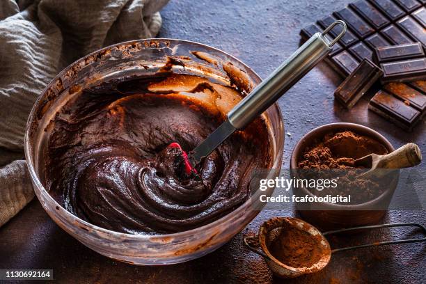 ciotola ripiena di pasta al cioccolato fatta in casa - chocolate cake foto e immagini stock