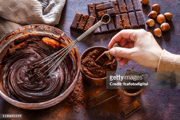 zubereitung von hausgemachtem schokoladenteig - chocolat stock-fotos und bilder