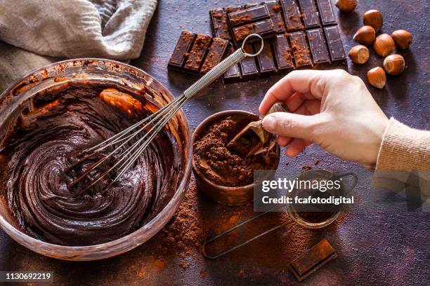 bereiden van zelfgemaakte chocolade deeg - chocolate stockfoto's en -beelden