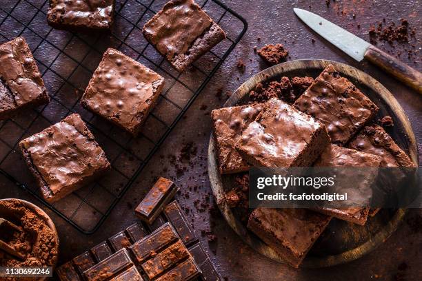 hausgemachte schokoladen-brownies von oben - look back stock-fotos und bilder