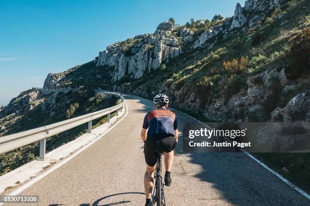 cyclist on the coll de rates - íngreme - fotografias e filmes do acervo