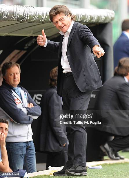 Walter Mazzarri coach of Napoli gestures during Serie A match between US Citta di Palermo and SSC Napoli at Stadio Renzo Barbera on April 23, 2011 in...