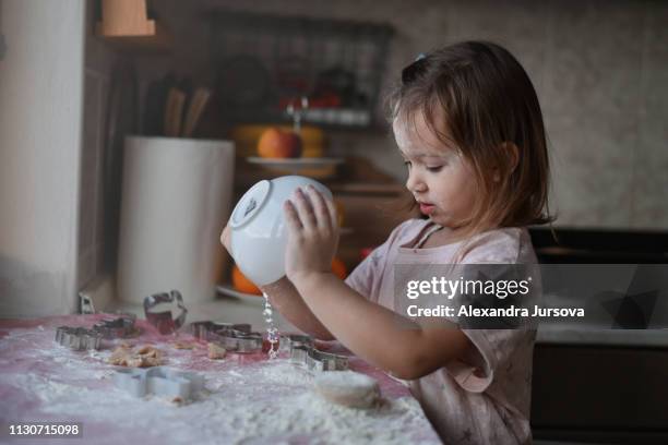 little cook - kitchen helper - cake face imagens e fotografias de stock