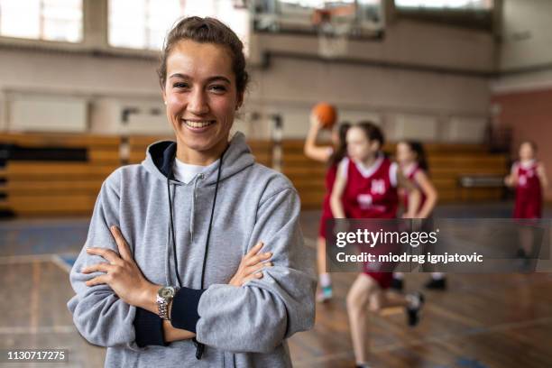 ritratto di bella allenatrice di basket femminile - allenatore foto e immagini stock