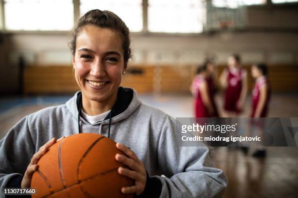 attraktiver weiblicher basketball-trainer - basketball sport stock-fotos und bilder