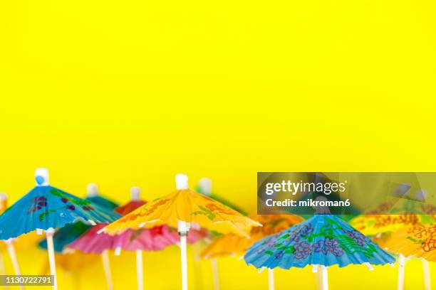 paper cocktail umbrellas - cocktail umbrella stock-fotos und bilder