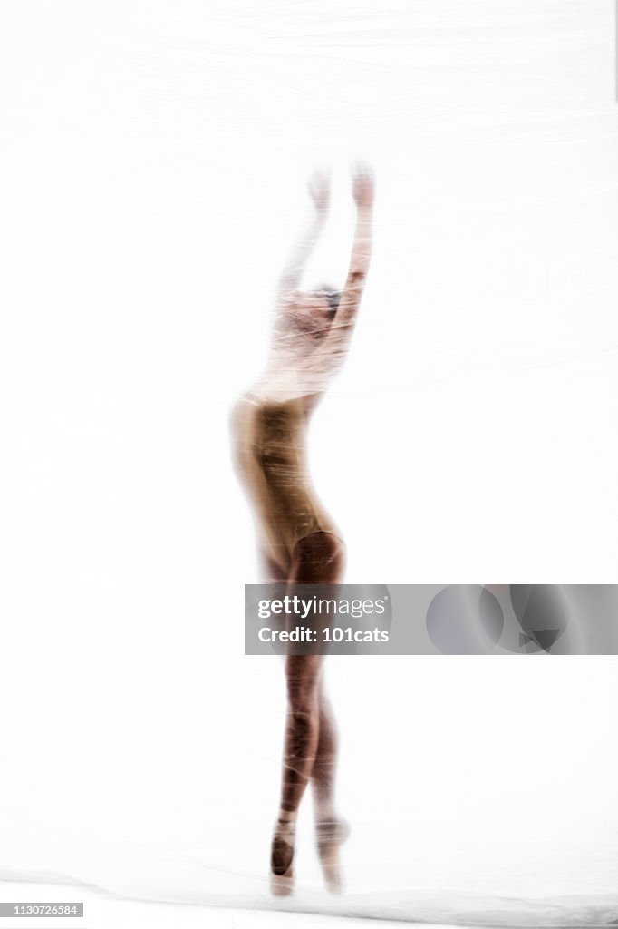 Hermosa bailarina bailando en el mundo de los sueños
