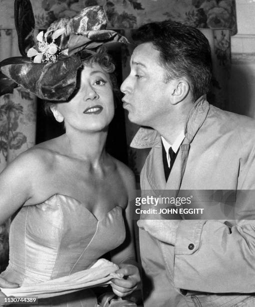 Photo prise le 1er février 1956 au théâtre Garrick de Londres de l'acteur, réalisateur et scénariste Robert Dhéry, embrassant son épouse Colette...