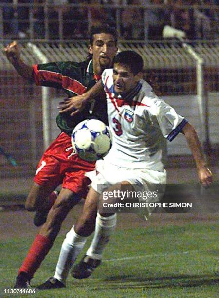 Le chilien Ronald Fuentes et le marocain auteur du premier but Hadji El Mustafa se disputent le ballon lors du match amical Chili/Maroc à Avignon le...