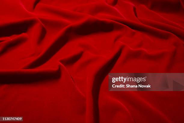 blank red velvet fabric - velluto foto e immagini stock