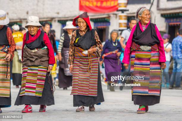 pilger in lhasa tibet - pilgrims stock-fotos und bilder