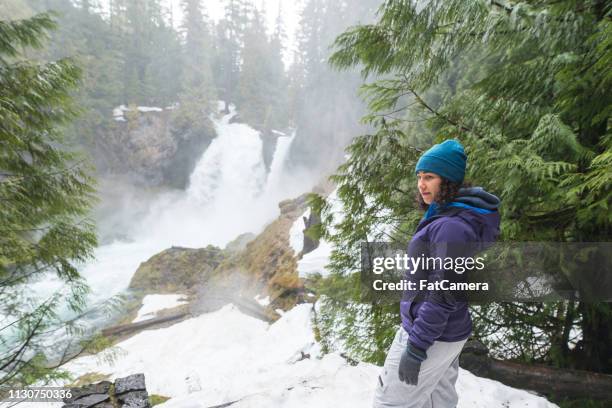 mulher que snowshoeing pela cachoeira - mt hood national forest - fotografias e filmes do acervo