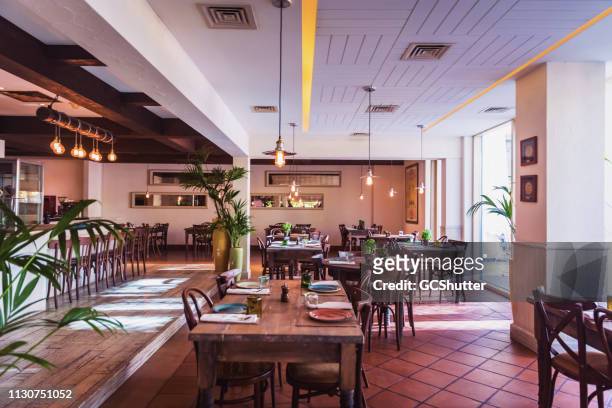 un allestimento interno ristorante italiano - rustic foto e immagini stock