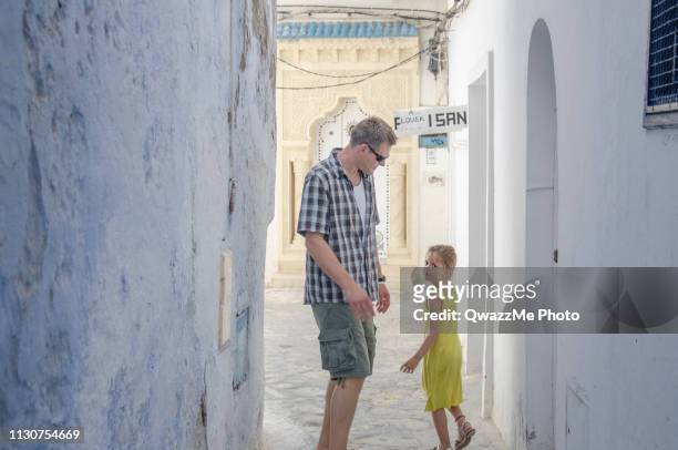 turistas caminando en un callejón de la medina - tunisia girl fotografías e imágenes de stock