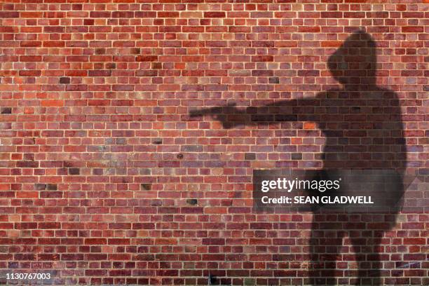 gun crime - vuurwapen stockfoto's en -beelden