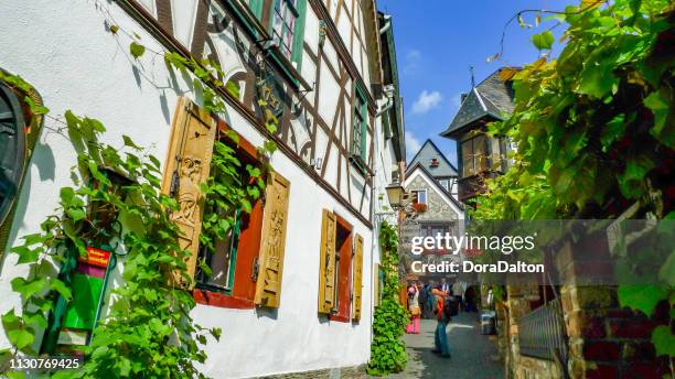 street view at rudesheim, germany (rüdesheim am rhein) - rudesheim stock pictures, royalty-free photos & images