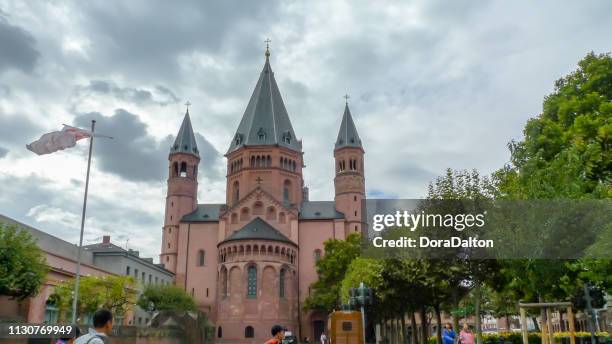 street view at rudesheim, germany (rüdesheim am rhein) - rudesheim stock pictures, royalty-free photos & images