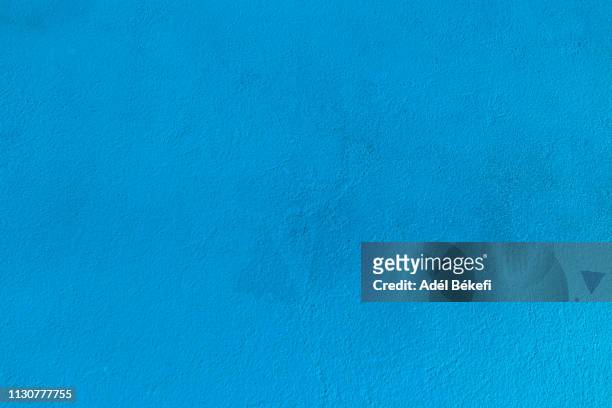 blue plastered rusty concrete wall - blu chiaro foto e immagini stock