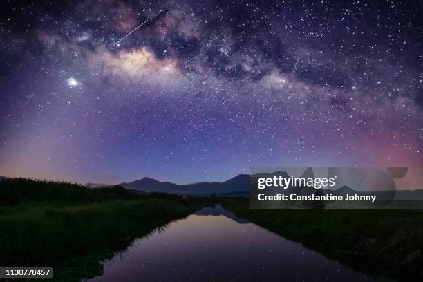 milky way over mount kinabalu - all the bright places stock-fotos und bilder