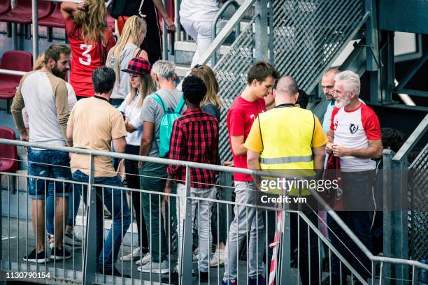 appassionati di sport che camminano sulle gradinate dello stadio - avvenimento sportivo foto e immagini stock