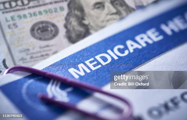 seguro de salud de la tarjeta de medicare y dinero: $100 dólares - medicare fotografías e imágenes de stock