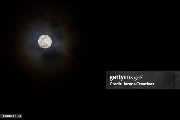 supermoon of february 19, 2019 - espacio y astronomía stock-fotos und bilder