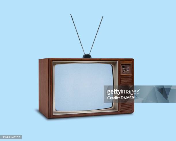 retro 1970 ' s televisión en fondo azul - television fotografías e imágenes de stock