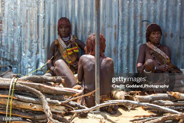 etiopía: mercado de turmi - native african ethnicity fotografías e imágenes de stock