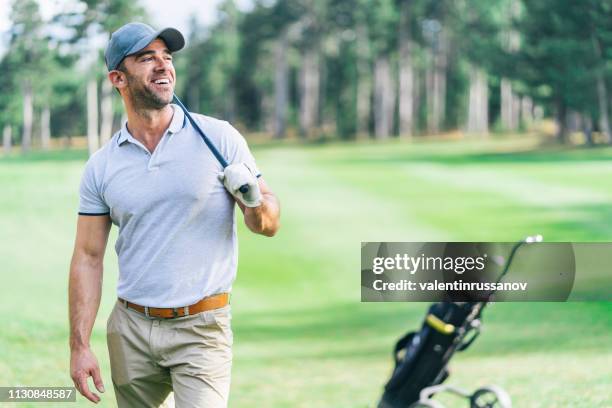 golfista masculino parado en campo de golf - golf club fotografías e imágenes de stock