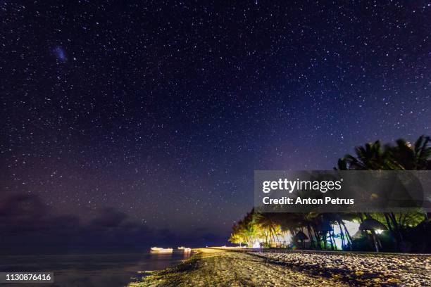 starry night on a tropical sandy beach, le morne brabant, mauritius island - islas del índico fotografías e imágenes de stock