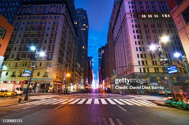 empty street seventh avenue, manhattan. - bright lights big city visions of new york at night stockfoto's en -beelden