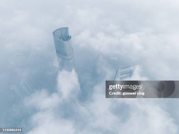 shanghai skyline in heavy fog - 國際名勝 - fotografias e filmes do acervo