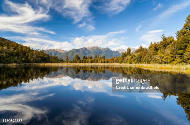 lago matheson, ilha sul da nova zelândia - kettle - fotografias e filmes do acervo