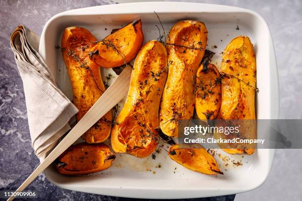 schotel van gebakken butternut squashen klaar om te eten. - geroosterd stockfoto's en -beelden