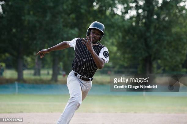baseball player runs to the second-base - base sports equipment 個照片及圖片檔