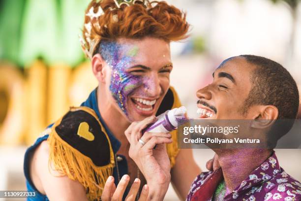 los colores brillantes del carnaval - mardi gras fotografías e imágenes de stock