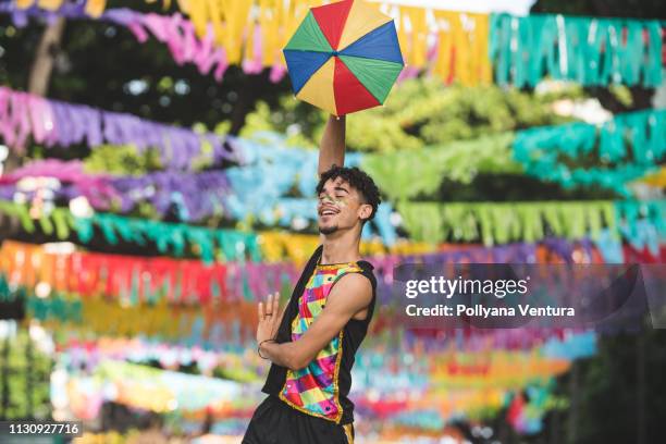 performance of the carnival dancer - samba imagens e fotografias de stock