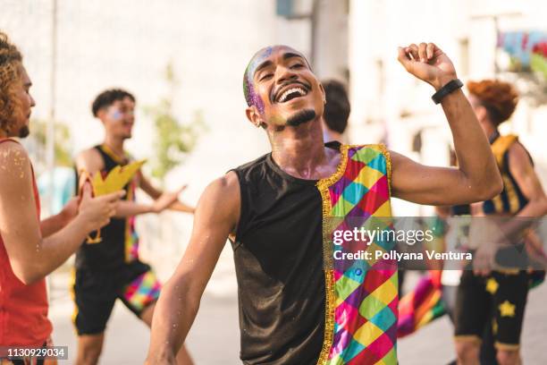 le carnaval est la plus grande fête de rue au monde - carnaval réjouissances photos et images de collection