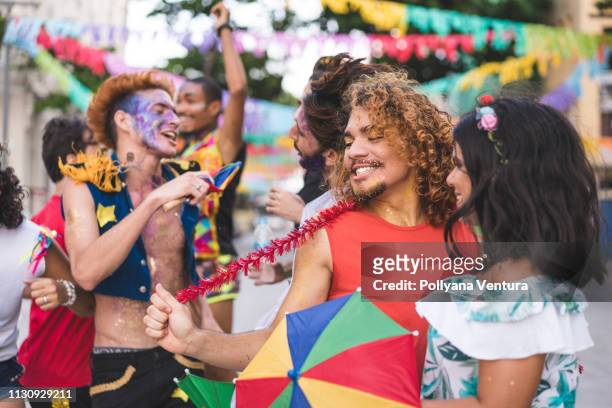 group of friends celebrating carnival - street performer stock pictures, royalty-free photos & images