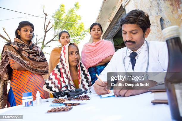 arzt leistet sozialdienst im dorf - indian village hospital stock-fotos und bilder