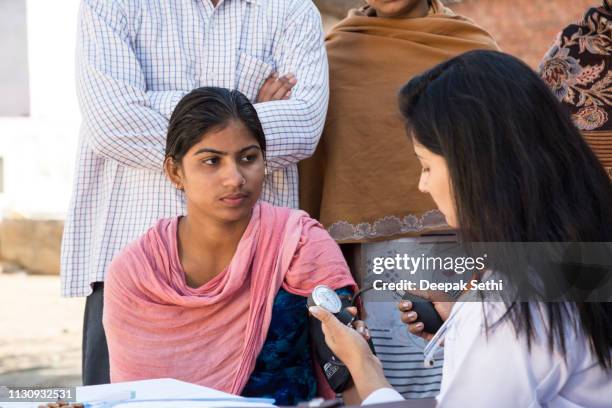 arzt leistet sozialdienst im dorf - indian village hospital stock-fotos und bilder